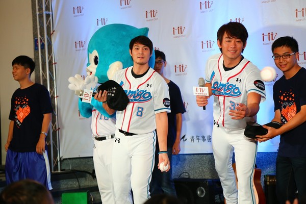 桃猿雙帥詹智堯與王溢正　邀大家「衣」起溫暖桃園(標題圖檔)