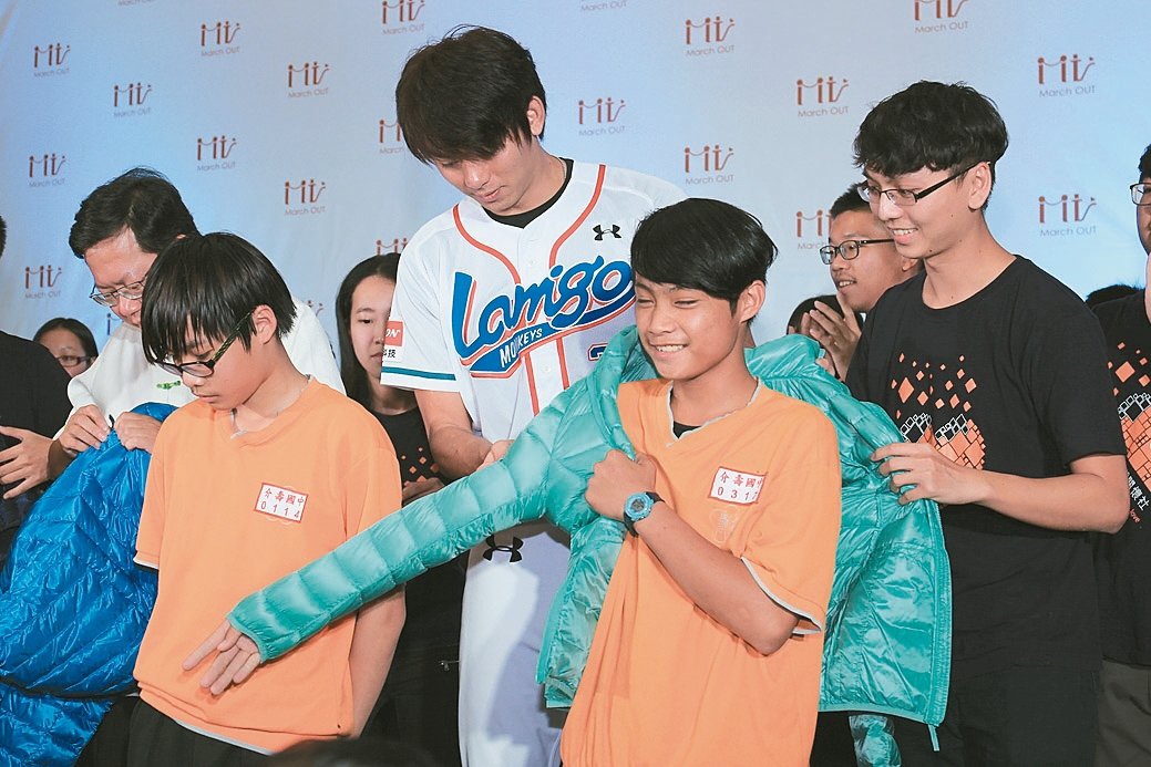 衣起溫暖弱勢生 球星募羽絨衣(標題圖檔)